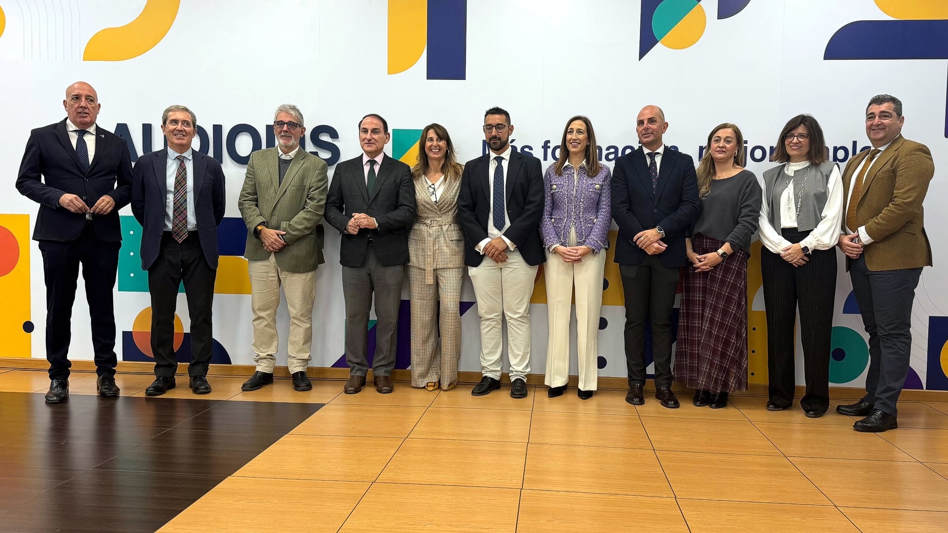 Representantes de la Confederación de Empresarios de Málaga y de la ACIA visitan las instalaciones de Audiolis en Antequera