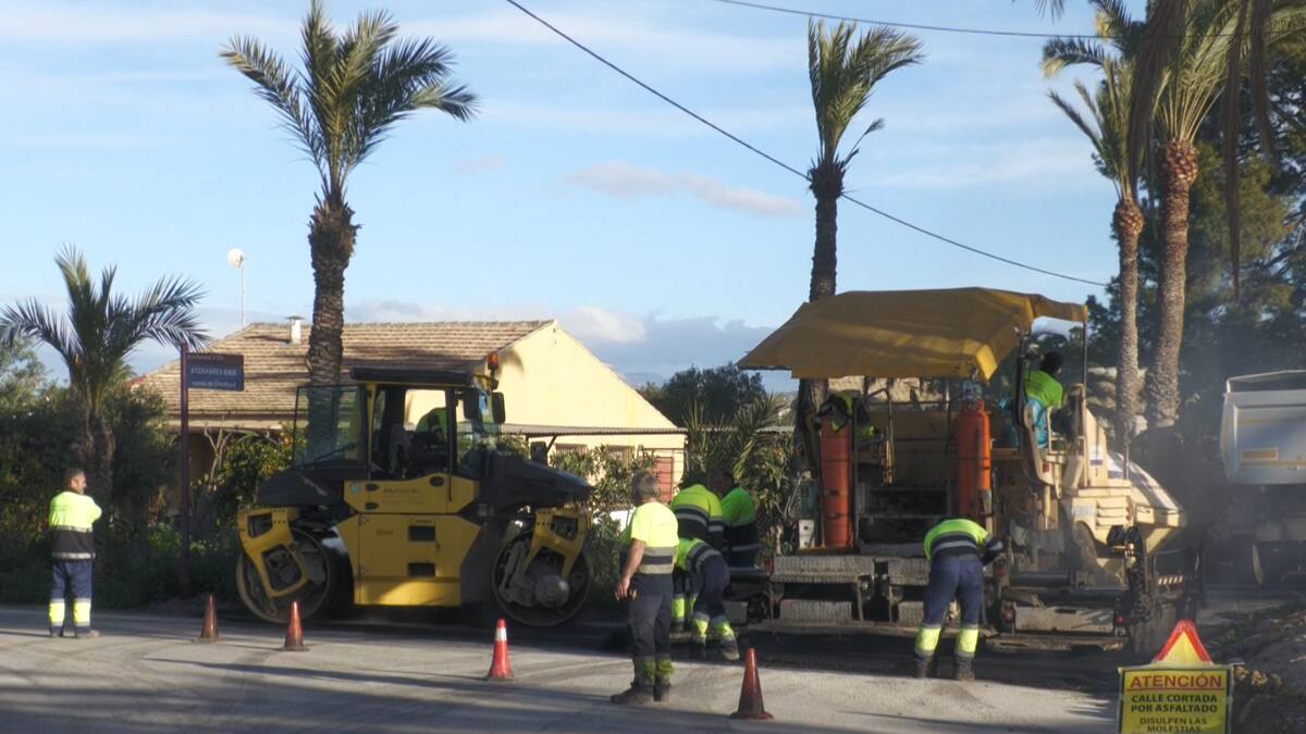 Continúan los trabajos de mantenimiento y mejora de caminos en el Camp d’Elx