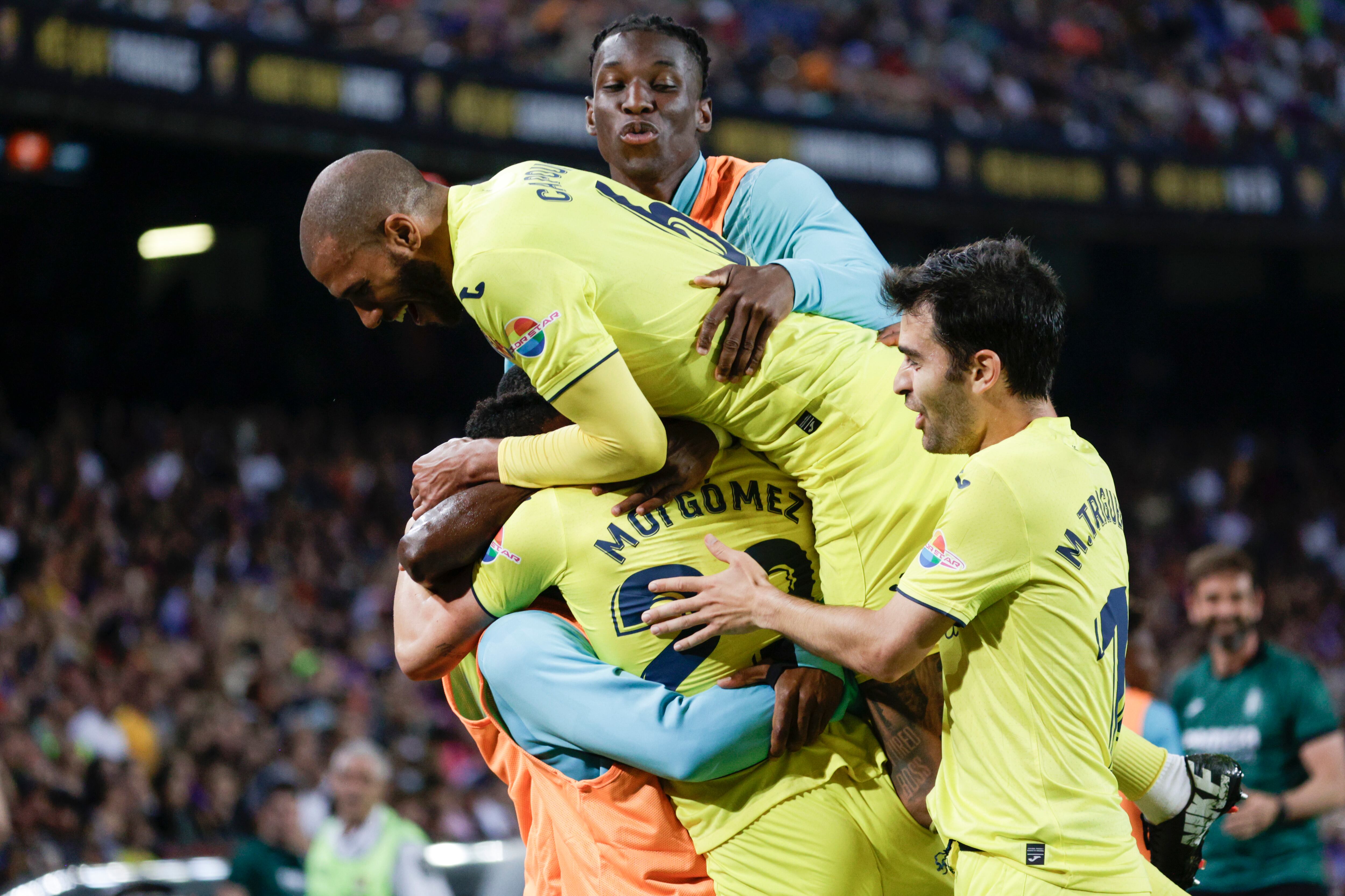 Los jugadores del Villarreal CF celebran el gol de Moi Gómez, segundo del equipo ante el FC Barcelona, durante el partido correspondiente a la jornada 38 de Liga en Primera División que FC Barcelona y Villarreal CF disputan hoy domingo en el Camp Nou, en Barcelona