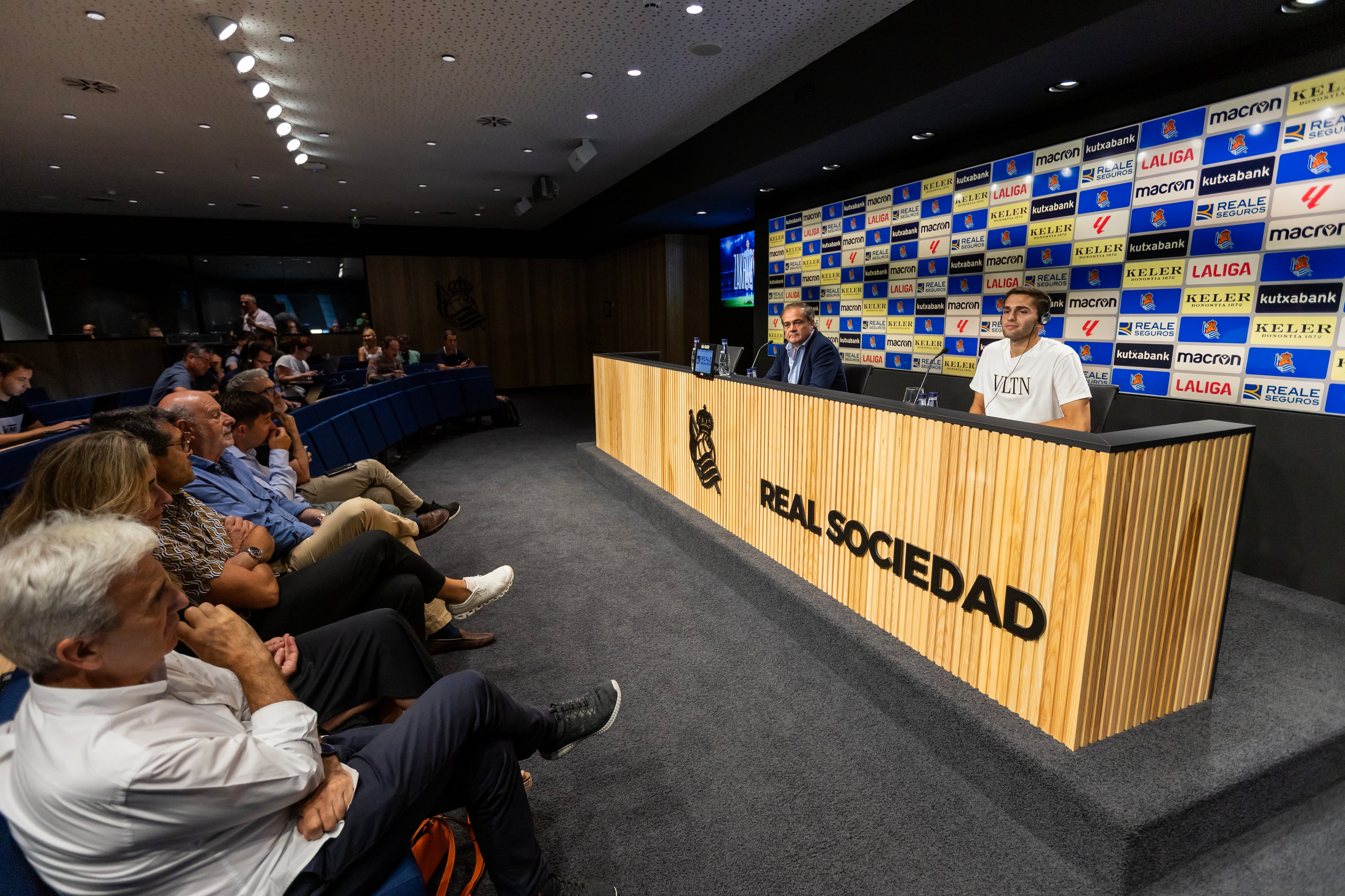 GRAFCAV2386. SAN SEBASTIÁN, 21/08/2023.- El jugador ruso Arsen Zakharyan ha sido presentado hoy lunes en el estadio Reale Arena de San Sebastián, como nuevo jugador txuri urdin, acompañado del presidente de la entidad Jokin Aperribay. EFE/Javi Colmenero
