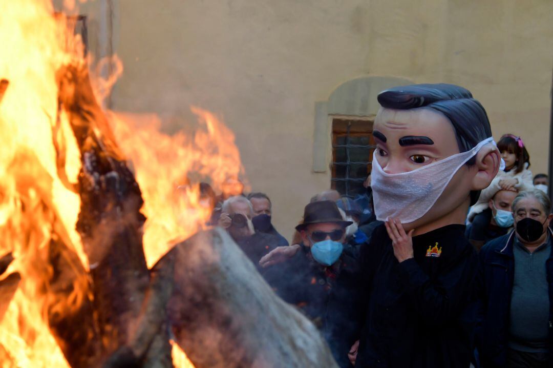 Imagen del encendido de la hoguera