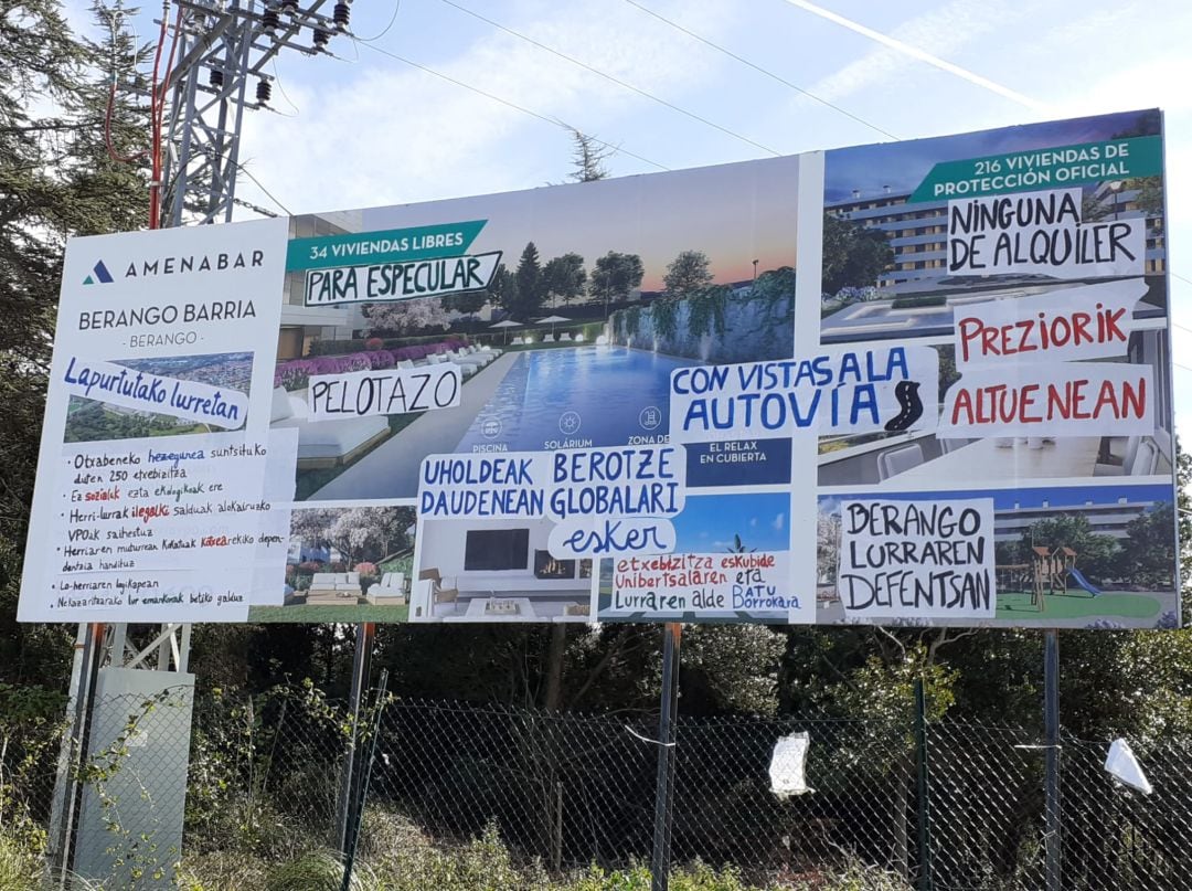 El panel publicitario de una constructora lleno de carteles de protesta de diferentes colectivos.