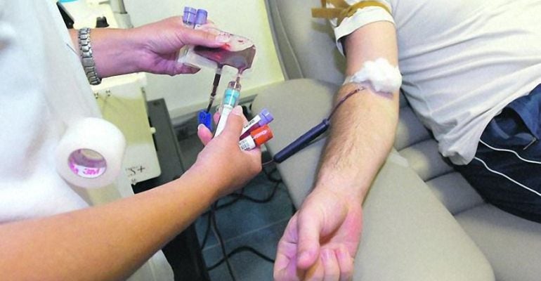 Una persona donando sangre.