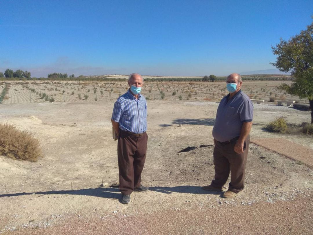 Baldomero Álvarez y Manuel Martínez junto al lugar en el que desenterraron hace 50 años a la Dama de Baza