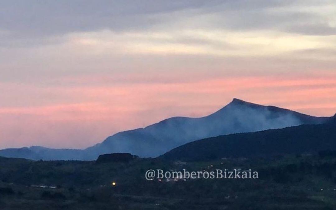 Imagen del incendio desde el Serantes 