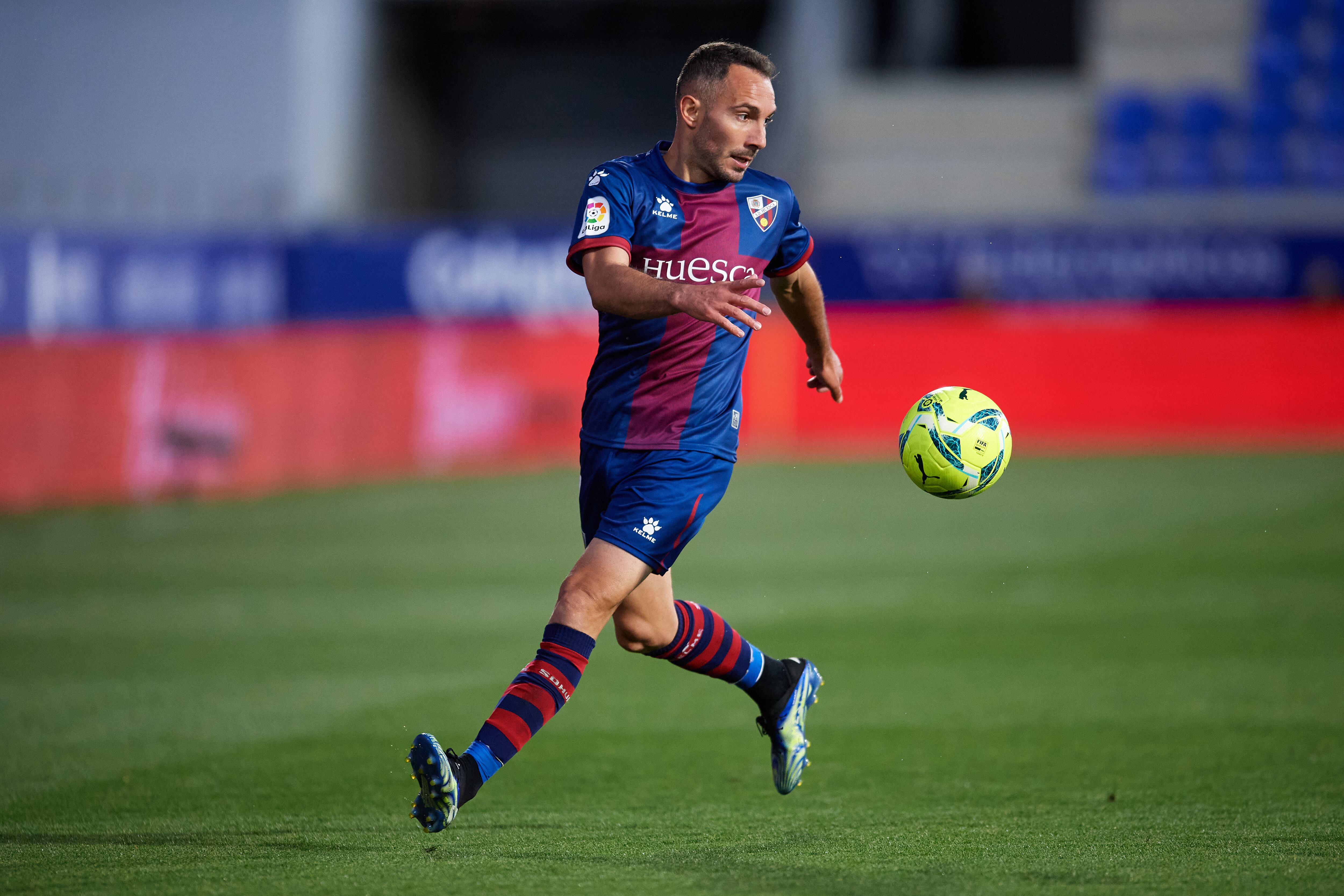 David Ferreiro con la camiseta del Huesca