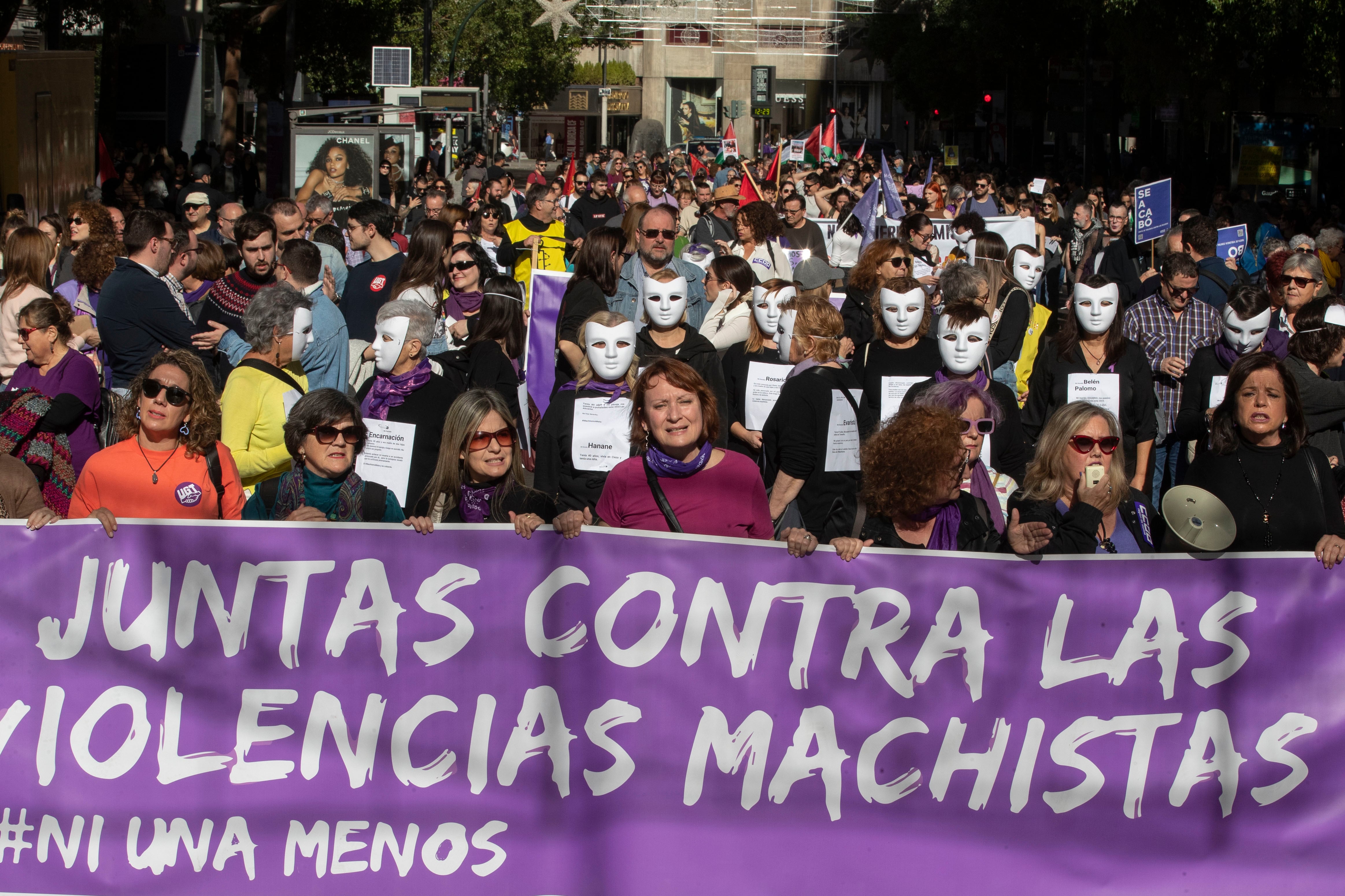 MURCIA, 25/11/2023.- Más de medio millar de personas se han manifestado esta mañana por el centro de Murcia, convocados por la Asamblea Feminista de la Región con motivo de la celebración del Día Internacional Contra la Violencia hacia las Mujeres, para denunciar la violencia hacia las mujeres, y los discursos negacionistas y de odio con respecto a la violencia machista. EFE/Marcial Guillén
