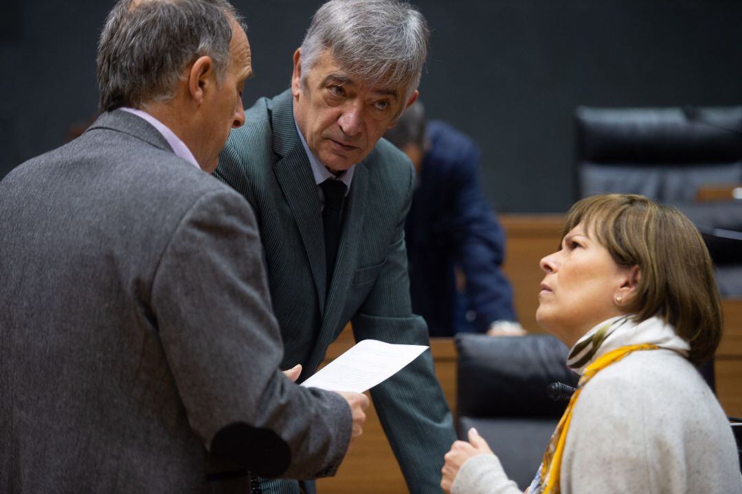 La presidenta del Gobierno de Navarra, Uxue Barkos. (d) junto al parlamentario de Eh Bildu, Adolfo Araiz (i) y el miembro de Geroa Bai, Koldo Martínez (c)