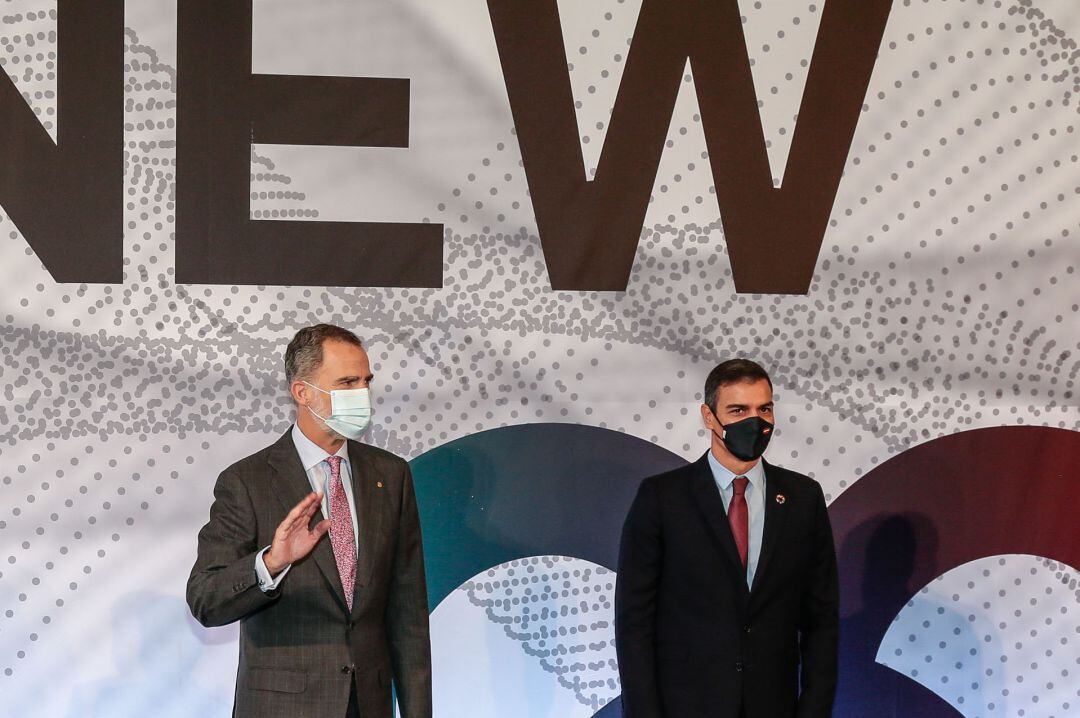 Felipe VI y Pedro Sánchez durante la entrega de premios en Barcelona