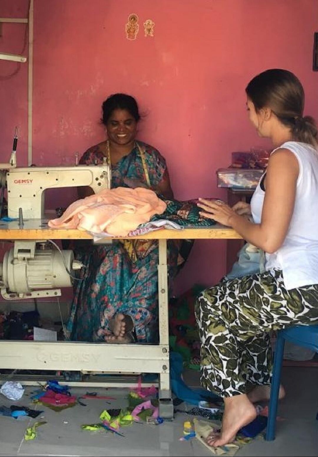 Inma Gil, en su taller de la India, junto a Lakshimi, empleada de su empresa