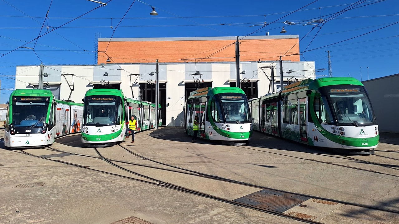 Trenes antiguos y nuevos del metro de Granada