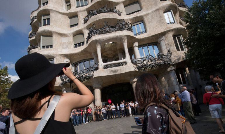 Una turista fotografía de La Pedrera en Barcelona. 