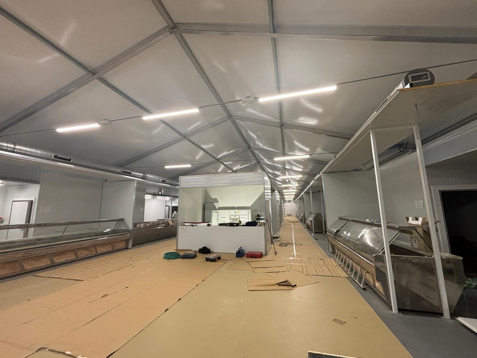 Ayuntamiento de Zamora / interior de la carpa del mercado de abastos provisional