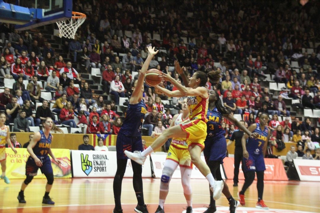 Laia Palau entra a cistella contra el Montpeller.