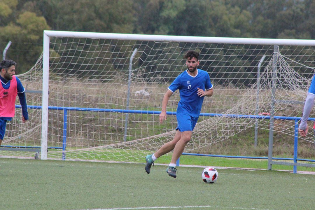Regino durante el entrenamiento en el campo municipal de Bornos