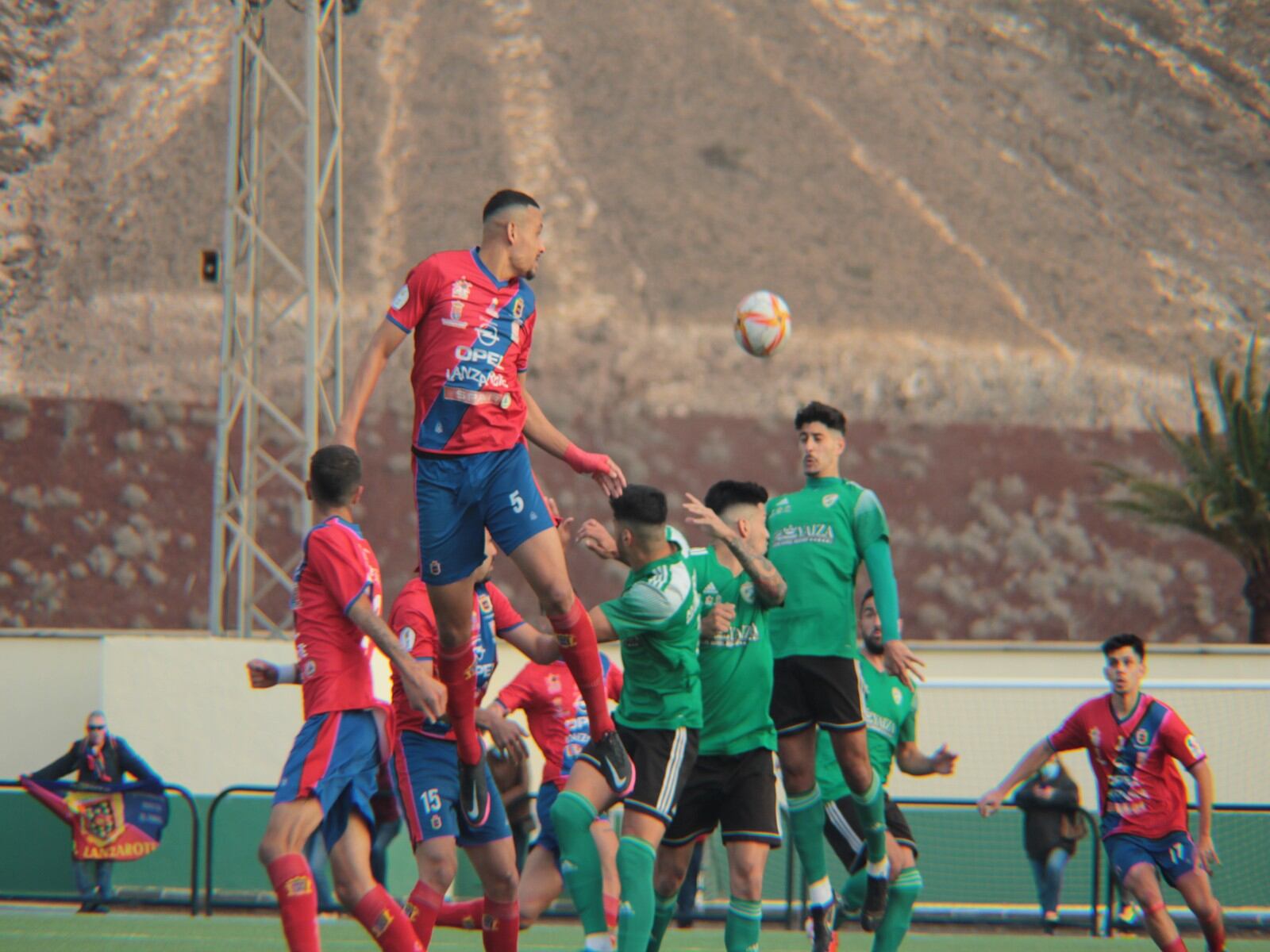 Rojillos y sureños pugnando por el balón.