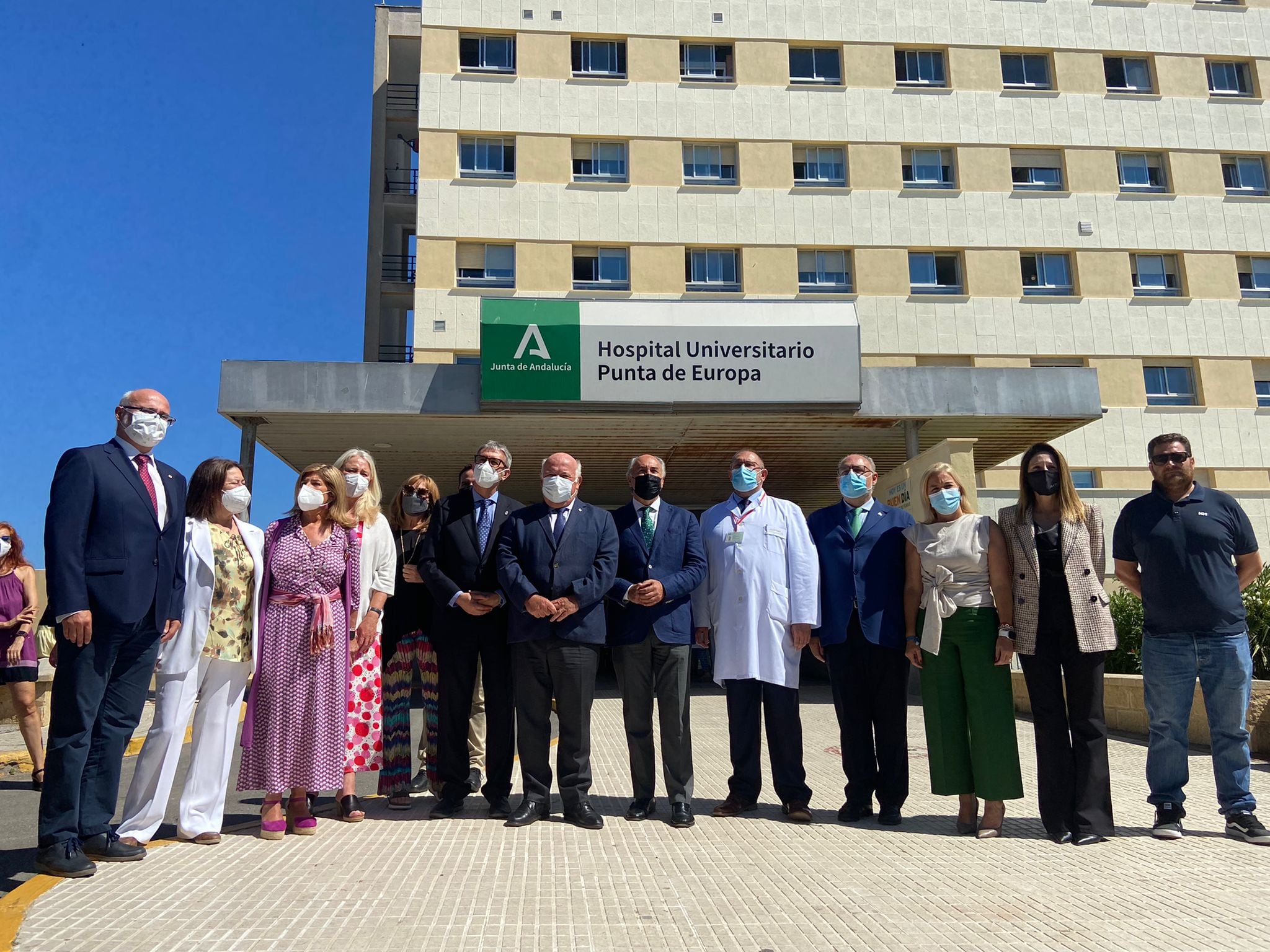 Autoridades junto al Hospital Universitario Punta Europa de Algeciras