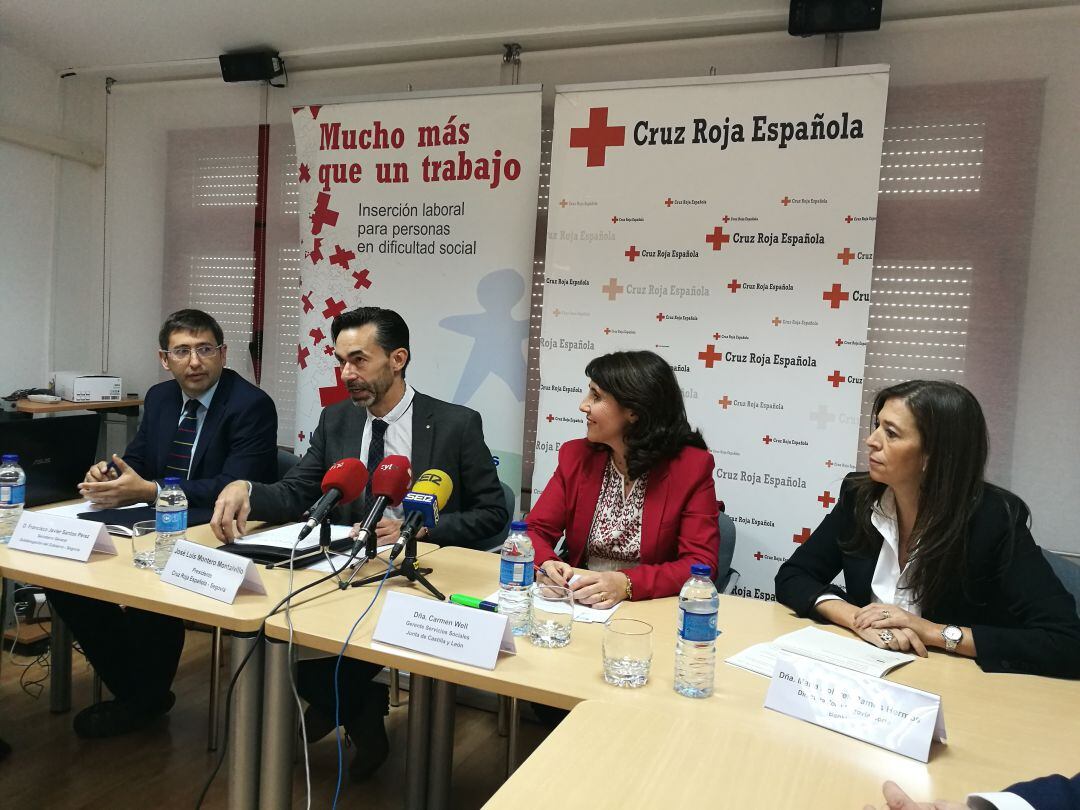 El presidente de Cruz Roja José Luis Montero (2I) junto a representantes de administraciones y entidades colaboradoras del Plan de Empleo de Cruz Roja