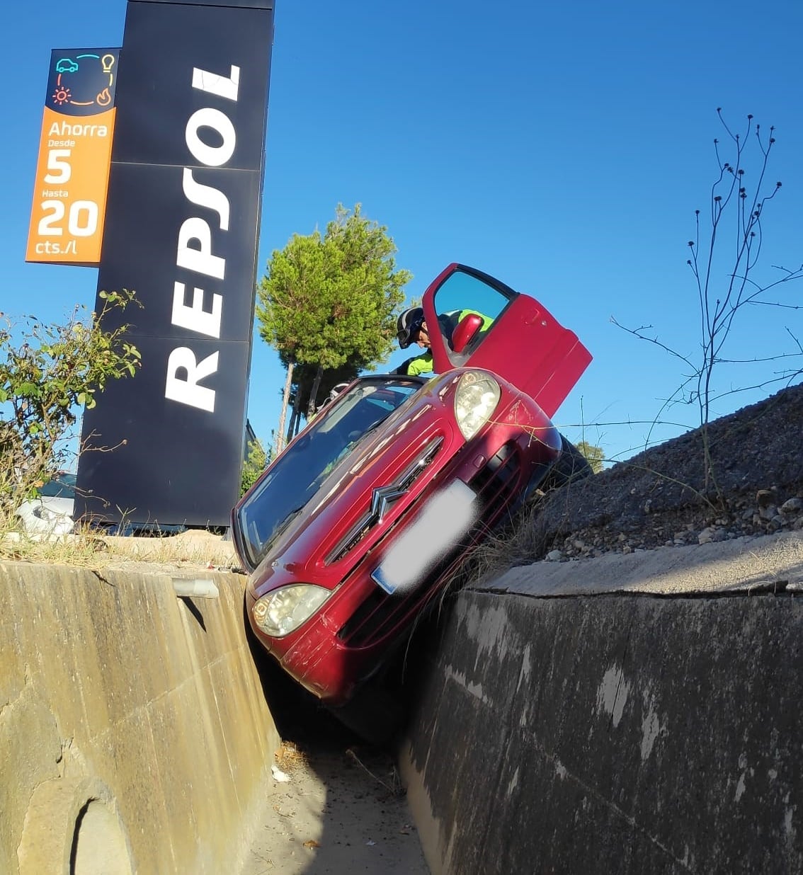 Imagen del vehículo accidentado, socorrido por los servicios de emergencias