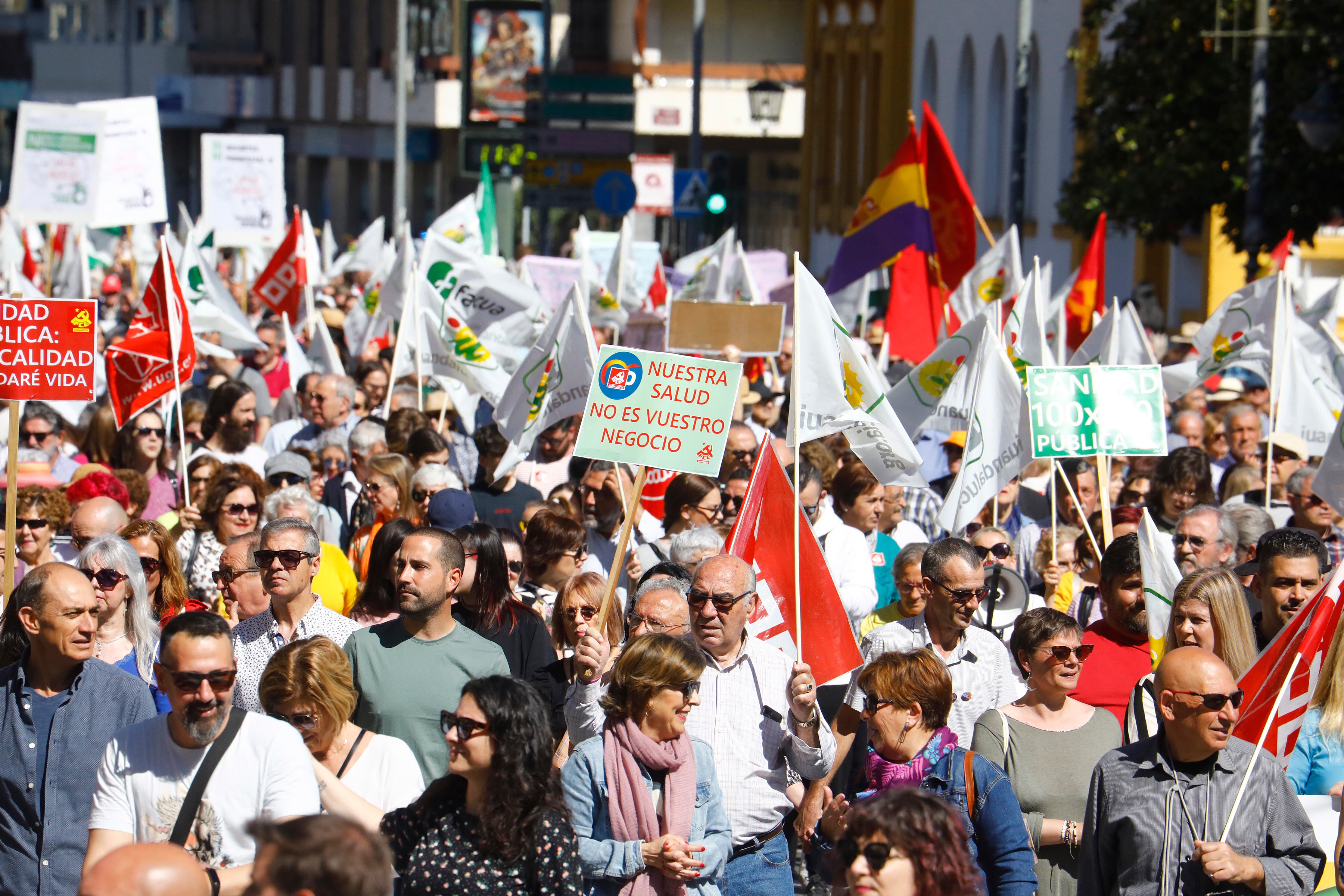 CÓRDOBA, 25/03/2023. Miles de personas protestan en Córdoba en defensa de la sanidad pública en Andalucía. EFE/Salas
