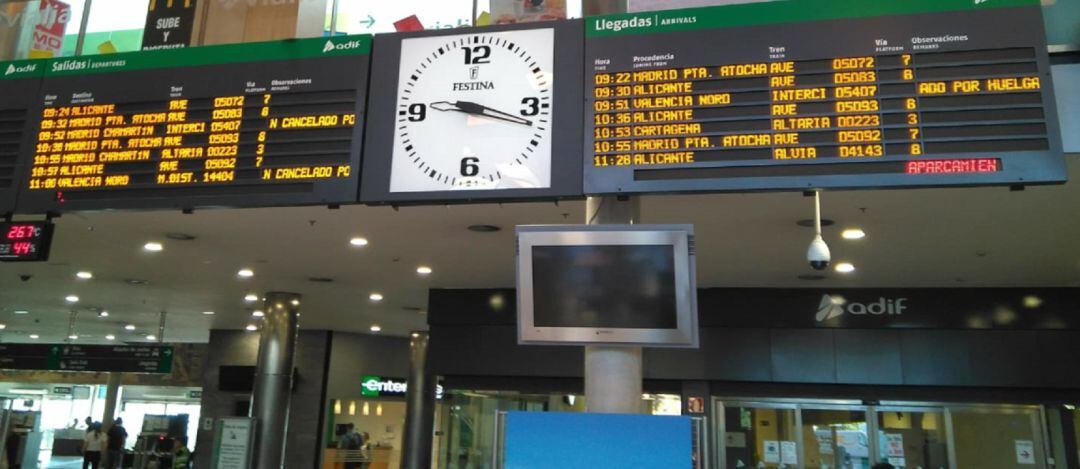 Imagen de las cancelaciones de trenes este lunes en la estación de Albacete a primera hora