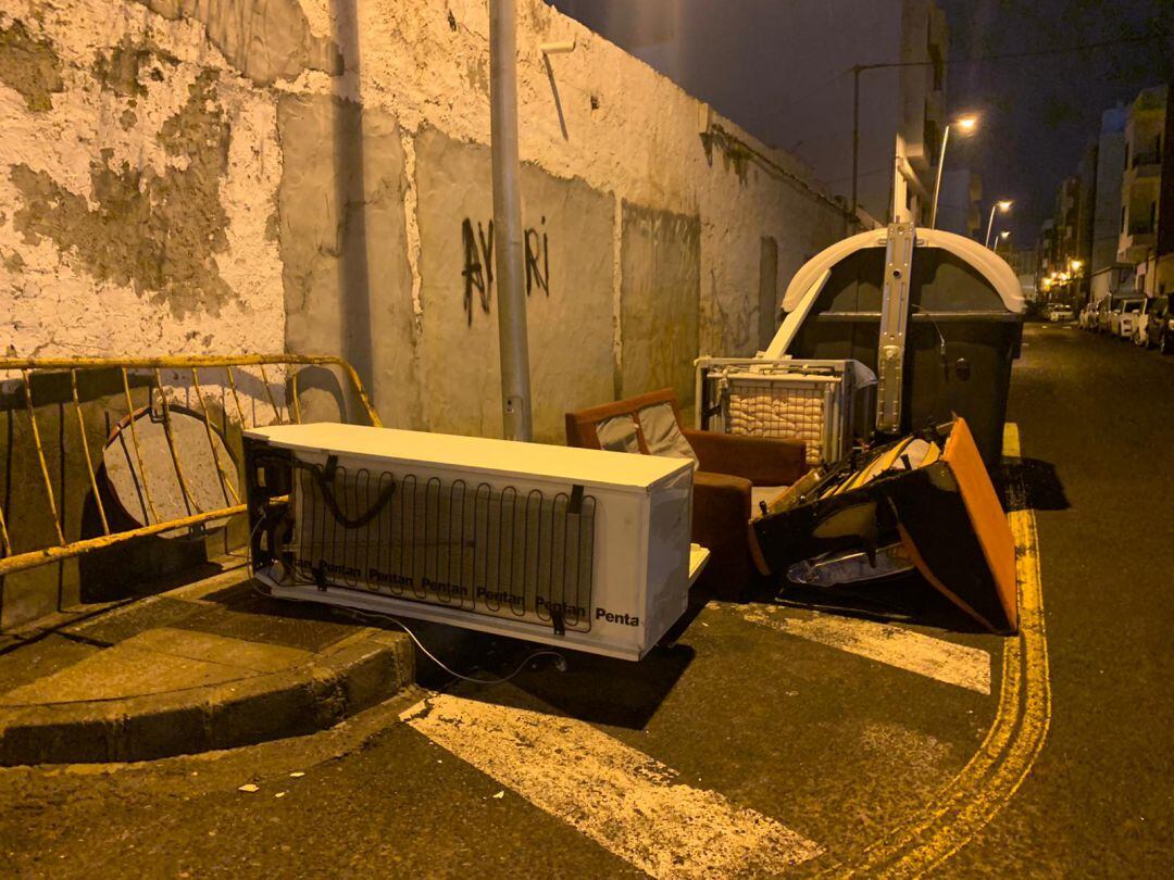 Imagen de enseres colocados sobre la acera en la Calle La Inés de Arrecife.
