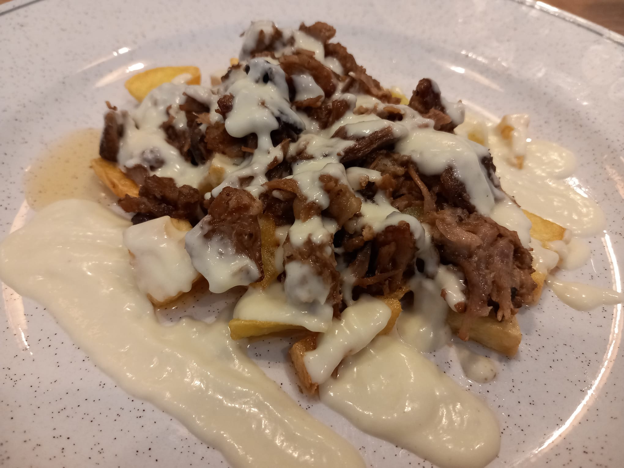 Picadillo de costilla ibérica, papas fritas y crema de puerros