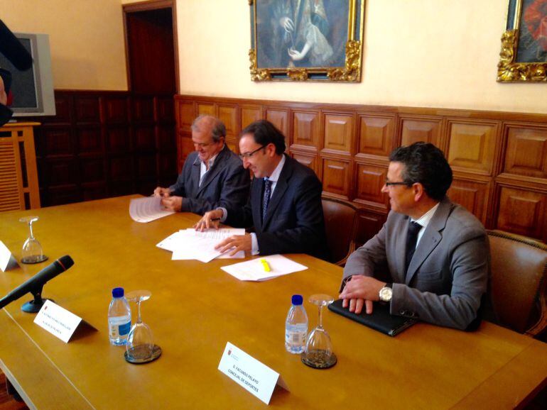 Gonzalo Ibáñez, presidente de Palencia Baloncesto; Alfonso Polanco, alcalde y Facundo Pelayo, concejal de deportes del Ayuntamiento