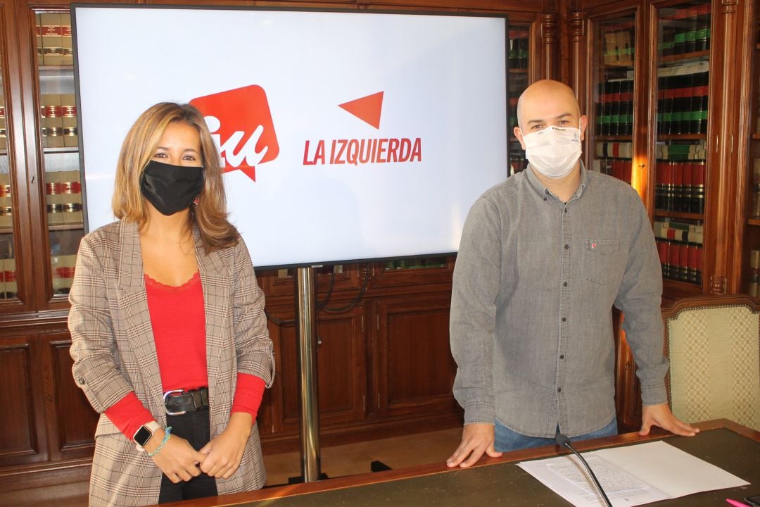 Los concejales de IU, Ana Peñalosa y Ángel Galindo