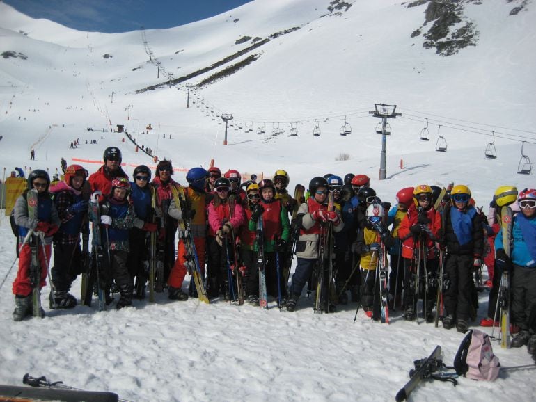 Imagen de escolares en su bautismo en la nieve