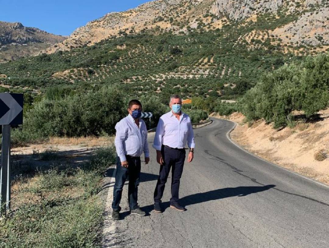 Francisco Reyes (Izquierda) acompañado del alcalde de Albanchez de Mágina, Diego Fernández, en la visita a la carretera sobre la que se va a actuar