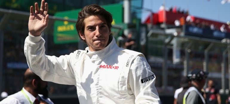 Roberto Merhi saluda en la presentación del GP de Australia