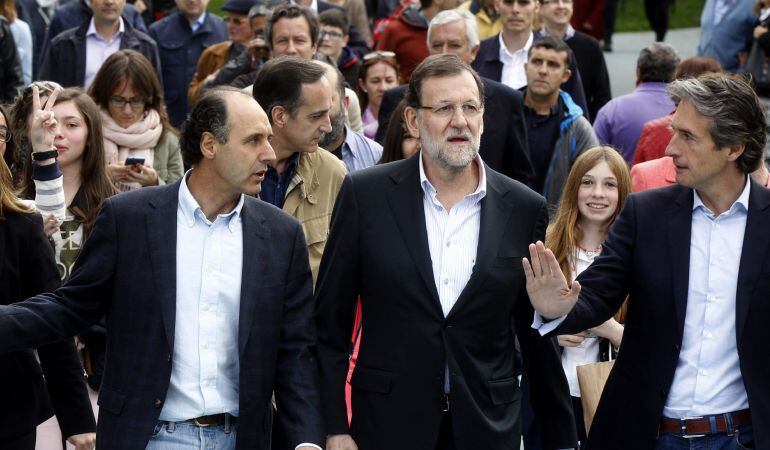 El presidente del Gobierno y del PP, Mariano Rajoy, junto al candidato a la reelección Presidencia de Cantabria, Ignacio Diego, y el candidato a la reelección como alcalde de Santander, Iñigo de la Serna