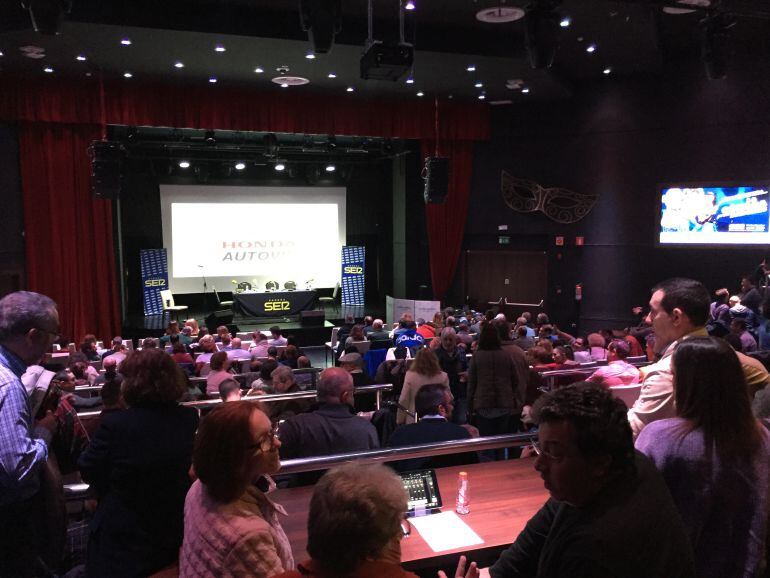 Lleno absoluto en el Casino Admiral San Roque para presenciar la Cámara de los balones