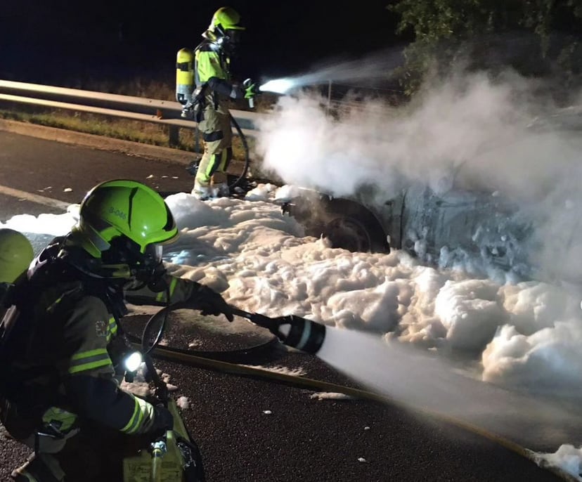 Bomberos de Huesca sofocando el incendio de un coche