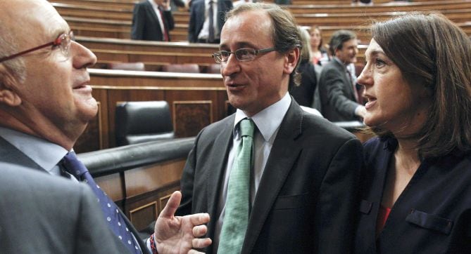 Los portavoces del PP y del PSOE en el Congreso, Alfonso Alonso (c), y Soraya Rodríguez (d), respectivamente, conversan con el portavoz de CiU, Josep Antoni Duran i Lleida (i)