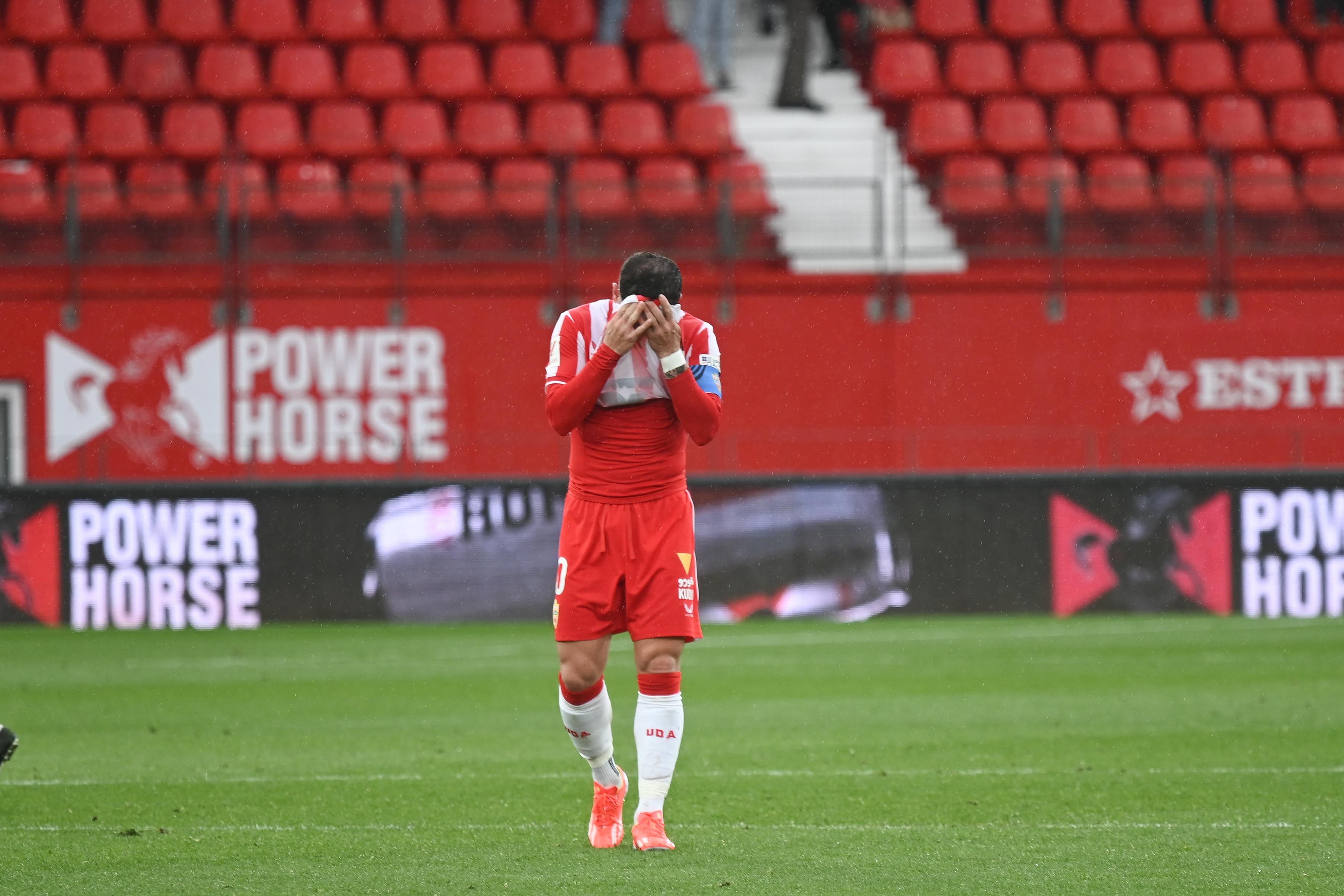 Los jugadores del Almería se tapan la cara.