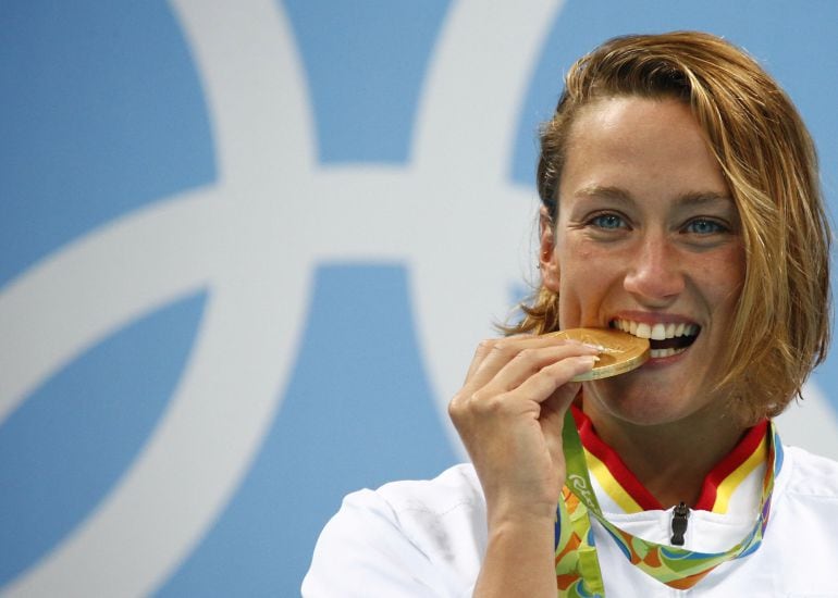 Mireia Belmonte celebra el oro conseguido en los 200 metros mariposa.