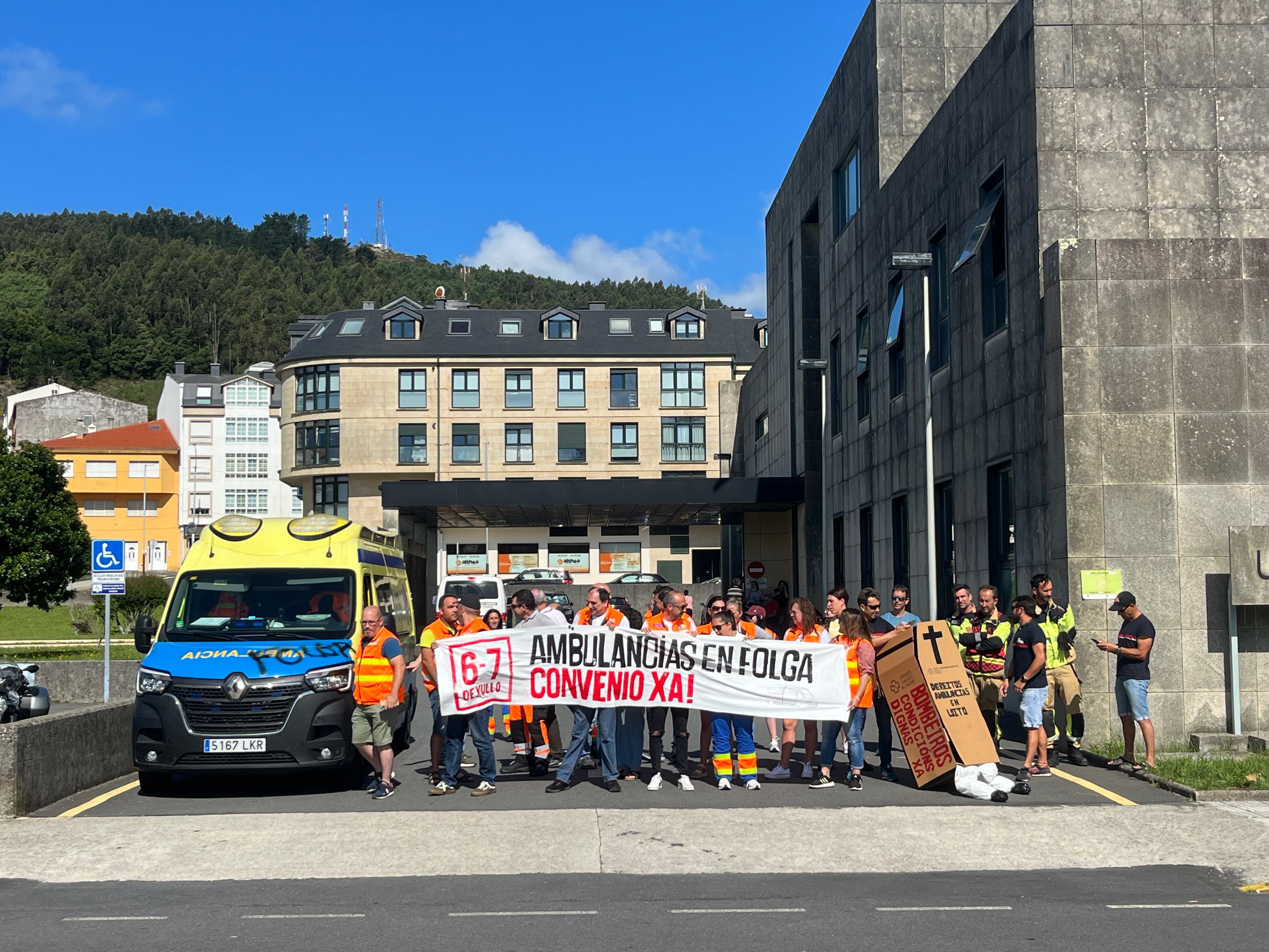 Os bombeiros comarcais levan varios meses mobilizándose. O pasado mes de xullo fixérono xunto co persoal do 061 ante o Hospital da Costa da Morte