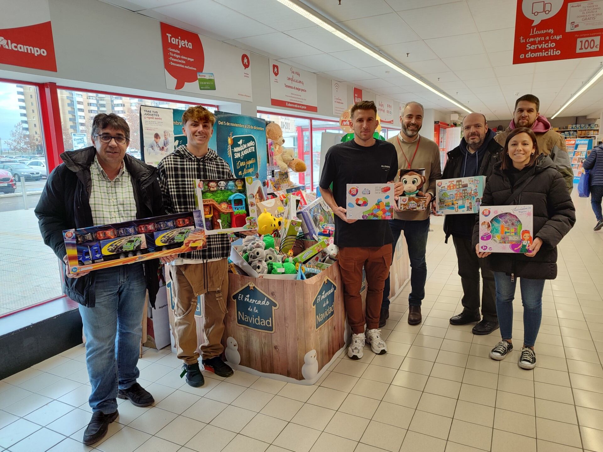 Entrega de los juguetes en el supermercado Alcampo