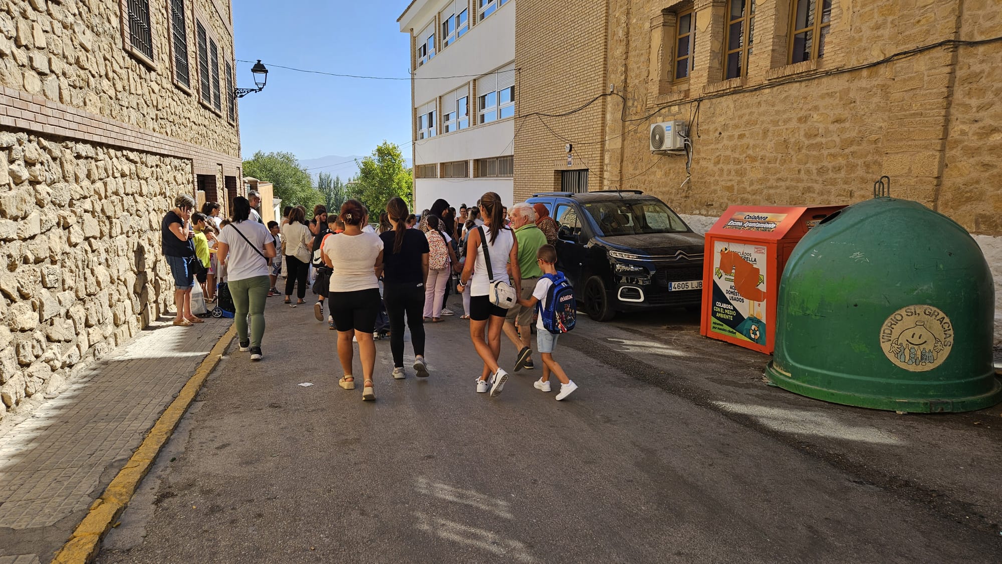 Concentración, a la espera de la apertura de la puerta lateral en el Colegio General Fresneda