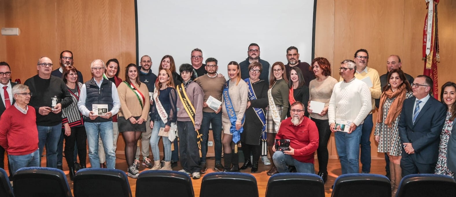 Los Moros y Cristianos de Elda entregan los premios del concurso de fotografía de Moros y Cristianos y de San Antón