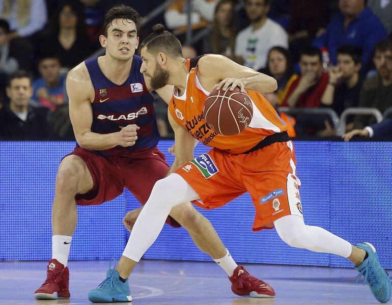 GRA090. BARCELONA, 24012016.- Antoine Diot (d), del Valencia Basket Club de basket, intenta avanzar ante la presencia de Thomas Satoransky (i), del FC Barcelona Lassa de basket, durante el partido de la Liga Regular ACB jugado este mediodía en el Palau Bl