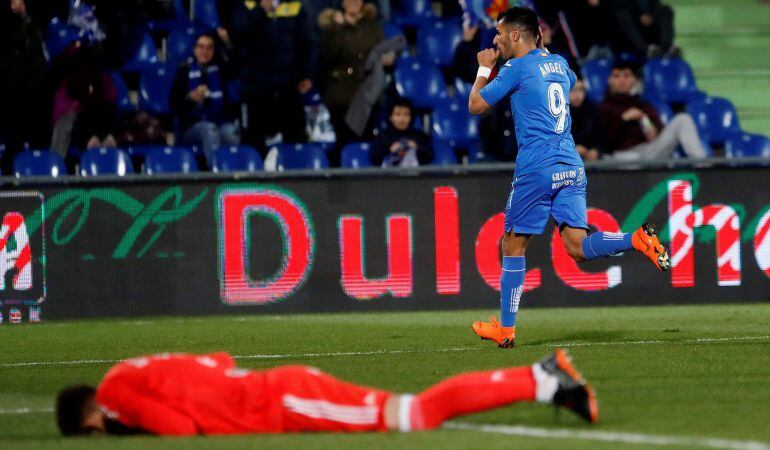 El delantero del Getafe Ángel Luis Rodríguez celebra el gol marcado ante el Celta, el primero del equipo, durante el partido de la vigésimo cuarta jornada de Liga disputado en el estadio Coliseo Alfonso Pérez de Getafe.