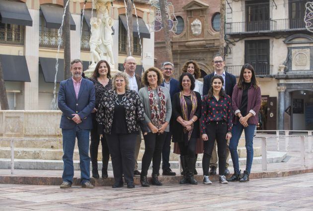 La nueva Junta Directiva en la Plaza de la Constitución de Málaga