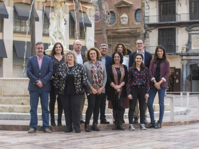 La nueva Junta Directiva en la Plaza de la Constitución de Málaga