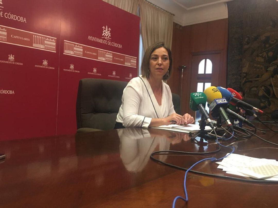 Isabel Ambrosio ofrece una rueda de prensa en el Ayuntamiento de Córdoba