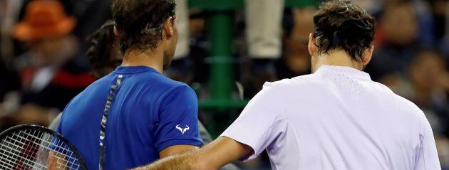 Nadal y Federer se saludan al término del partido en Shanghái