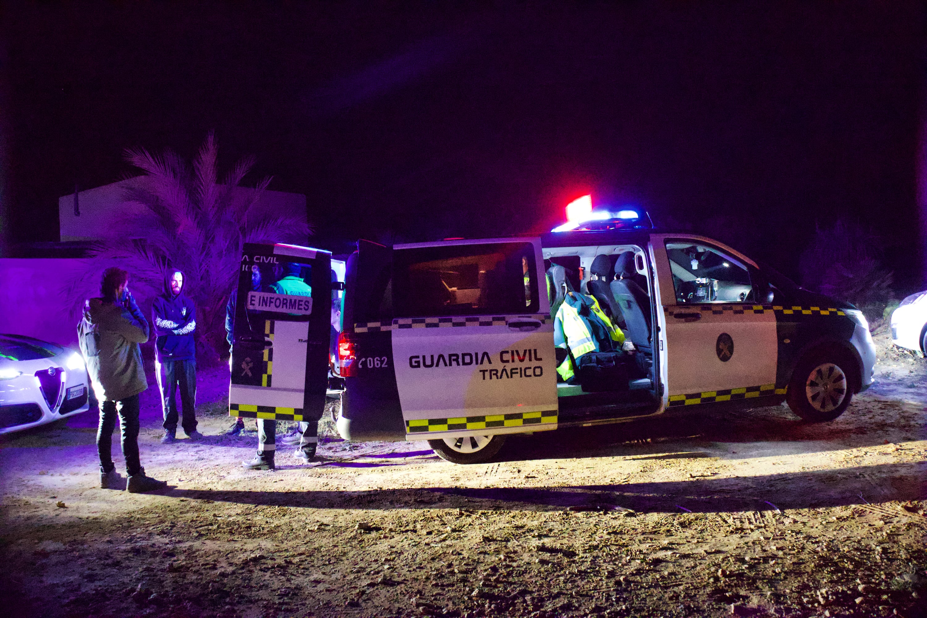 FUENTE ÁLAMO (MURCIA), 01/01/2024.- Un vehículo de la Guardia Civil en las inmediaciones de la fiesta clandestina de FuenteÁlamo. Unas cinco mil personas se encuentran concentradas desde el pasado sábado en una fiesta clandestina o &#039;rave&#039; en Fuente Álamo (16.000 habitantes) bajo la denominación &#039;big fucking party&#039; ubicada en el circuito municipal de velocidad de esta localidad a 38 kilómetros de Murcia capital, y que sigue activa a través de una convocatoria hecha solamente a través de redes sociales. EFE/Juan Carlos Caval
