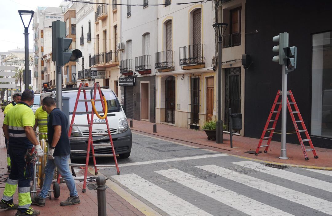 Semáforos en la calles cruzan la N-332 en Oliva 
